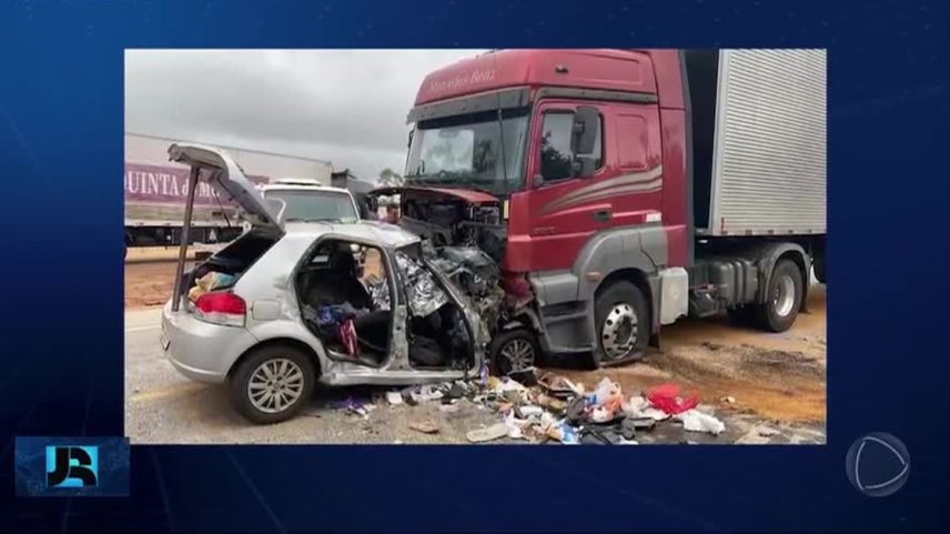 Oito pessoas morrem em colisão na estrada perto de Brasília