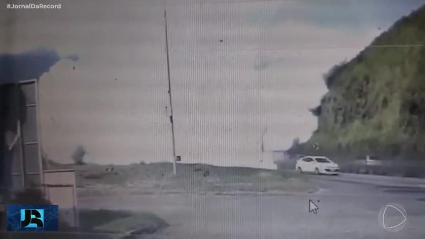 Carreta com gás de cozinha explode em estrada no RJ