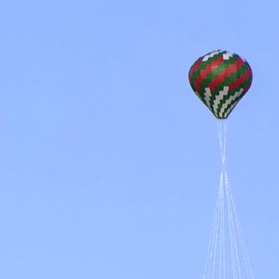 Balão de três metros cai aceso em Niterói e assusta moradores