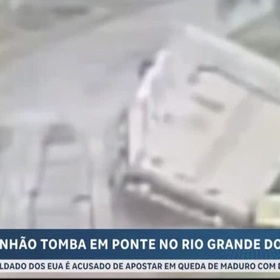 Caminhão despenca de ponte no RS após tentativa de ultrapassagem