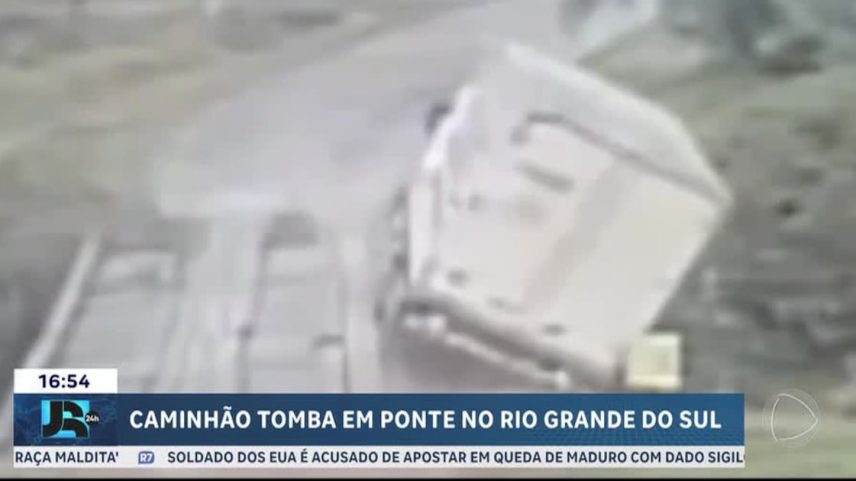 Caminhão despenca de ponte no RS após tentativa de ultrapassagem