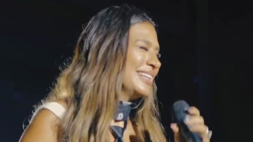 Simone Mendes varreu o palco depois de uma chuva de papel picado tomar conta do palco de seu show. Vai ver a cantora ficou com receio de escorregar e decidiu não esperar a produção, pôs a mão na massa ela mesmo!