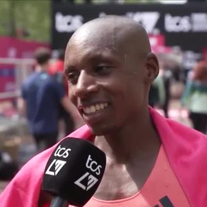 Queniano completa maratona em menos de duas horas