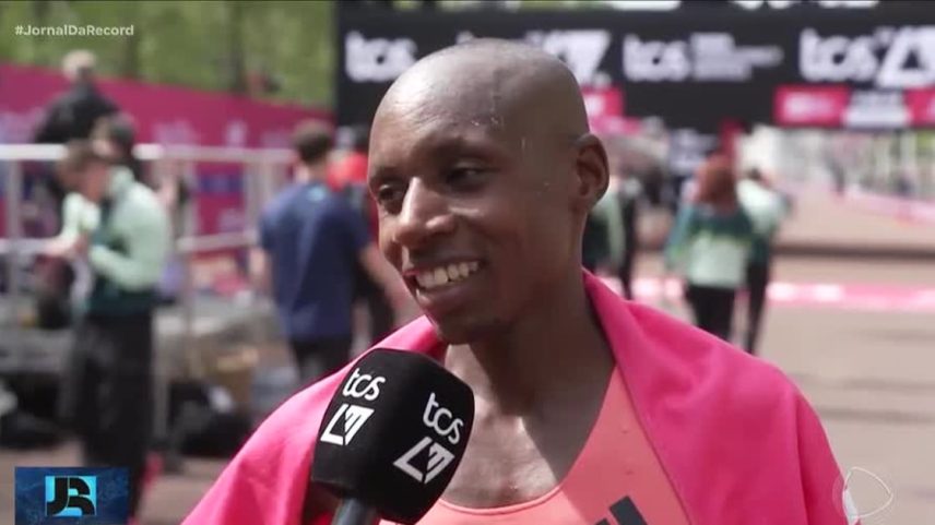 Queniano se torna o primeiro homem a correr maratona em menos de duas horas