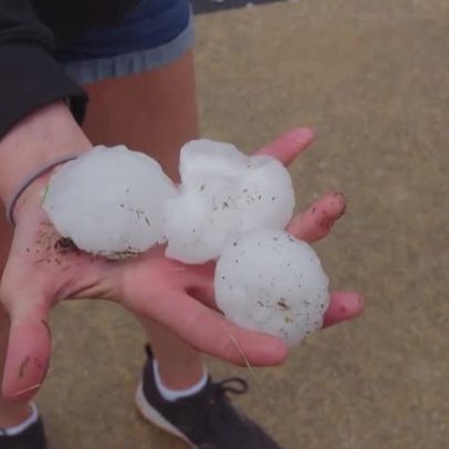 Forte chuva de granizo causa danos a carros em Missouri, EUA