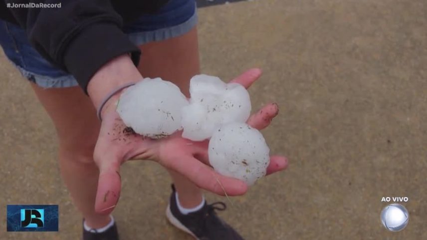 Forte chuva de granizo provoca danos em alguns carros no estado do Missouri, nos EUA