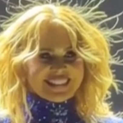 Joelma surge com cabelo arrepiado no palco e intriga fãs