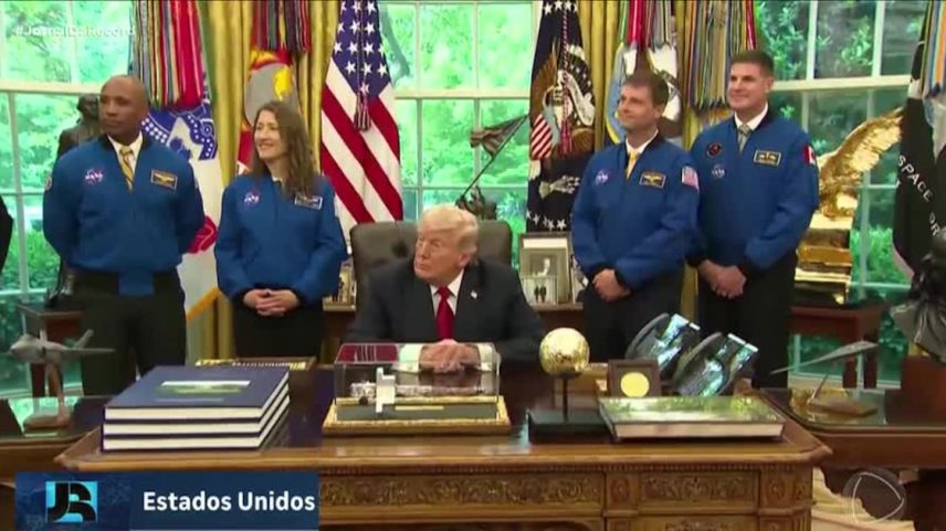 Trump se encontra com astronautas e diz que americanos devem pisar na Lua até 2029