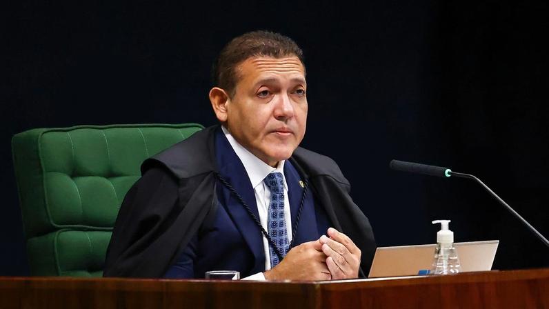 Ministro Nunes Marques suspende análise de processo e cassa vínculo de corretor.