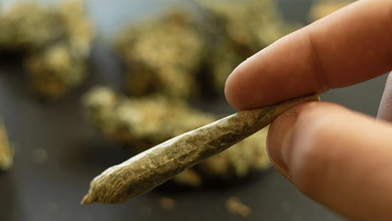 STJ: Mesmo descriminalizada, posse de maconha em presídio configura falta grave.