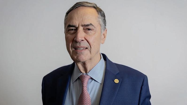 Ministro Barroso discursa como patrono em formatura da FGV SP.