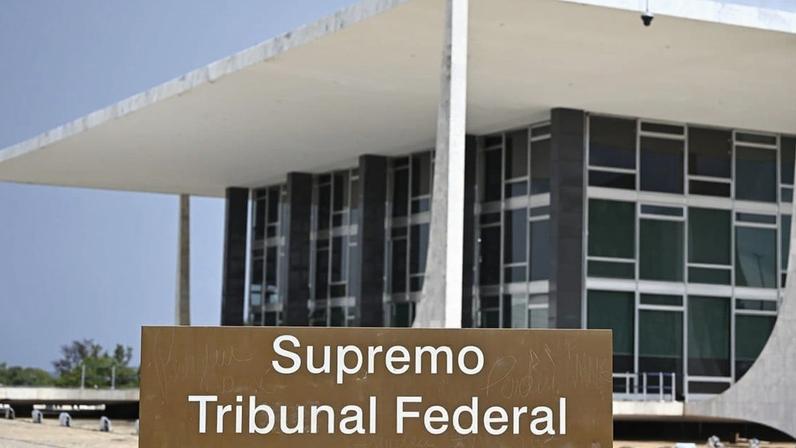 STF julga aposentadoria compulsória de empregado público aos 75 anos.