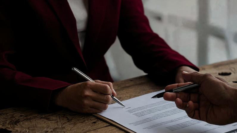 Multipropriedade: Juiz rescinde contrato de multipropriedade por falha no serviço e manda devolver 90% do valor investido.
