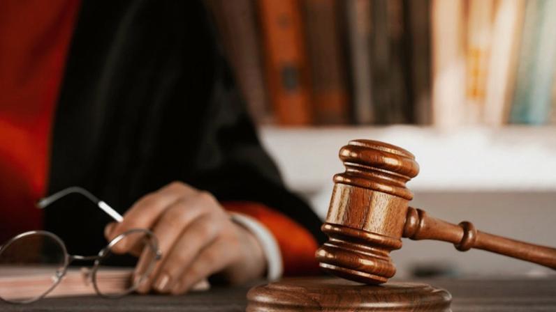 Ação é extinta após parte comparecer ao fórum, negar vínculo com advogado e pedir desistência.