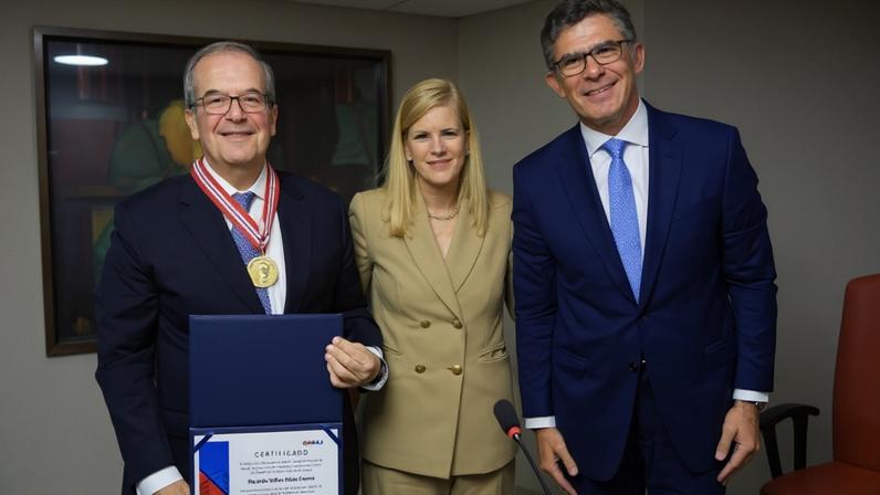 Ministro Ricardo Villas Bôas Cueva recebe Medalha Evandro Lins e Silva.