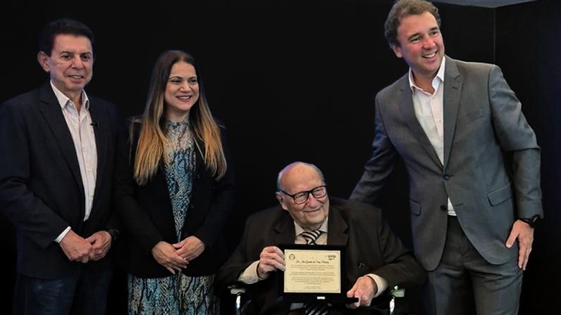 Ives Gandra Martins é homenageado durante o programa "Direito ao Ponto", da EPD.