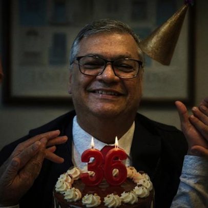 Dino recebe cumprimentos pelo aniversário; Cármen comenta: 36 anos