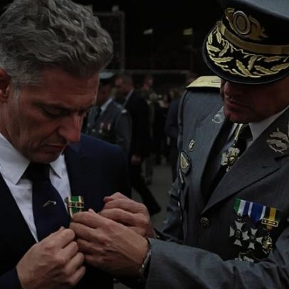 Exército homenageia Luciano Huck com medalha oficial em Brasília