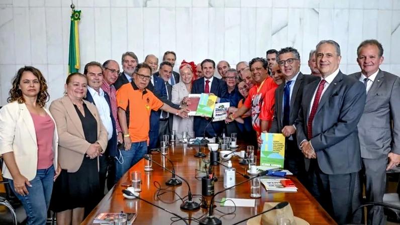 Sindicatos entregam pauta da Classe Trabalhadora a Motta