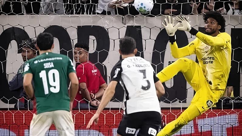 Hugo Souza em ação contra o Palmeiras