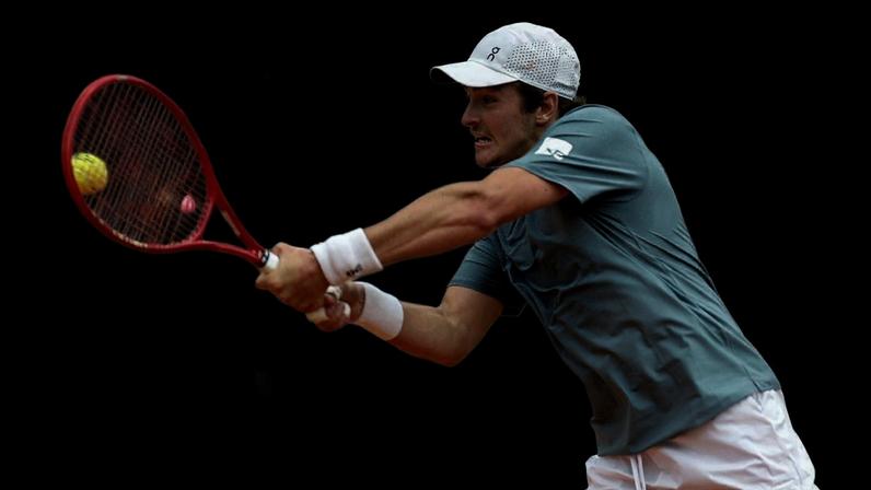 João Fonseca durante jogo contra Alexander Zverev no Masters 1000 de Monte Carlo