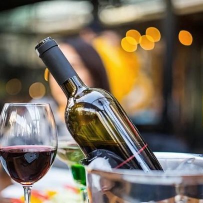 A ascensão do vinho tinto gelado em Hong Kong: razões e impactos