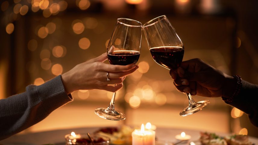 Cost of dating climbs, US consumers cut back