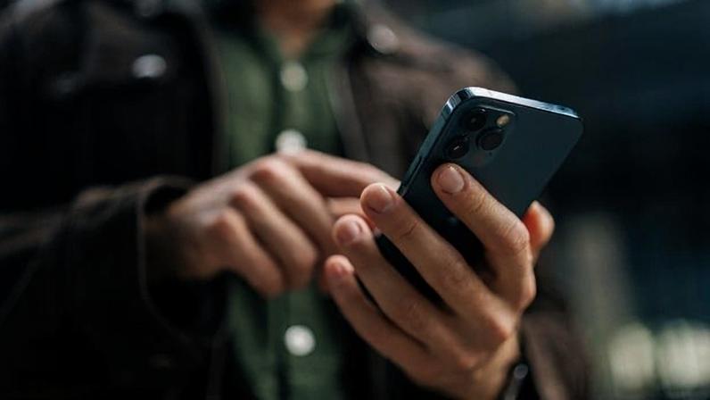 New research suggests that repeated use of mobile breathalysers is associated with changes in how people drink and assess intoxication. The findings add to a broader picture of consumers engaging more actively with tools that track health and alcohol intake.