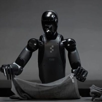 Empresas de tecnologia pagam para pessoas passarem roupa enquanto são filmadas