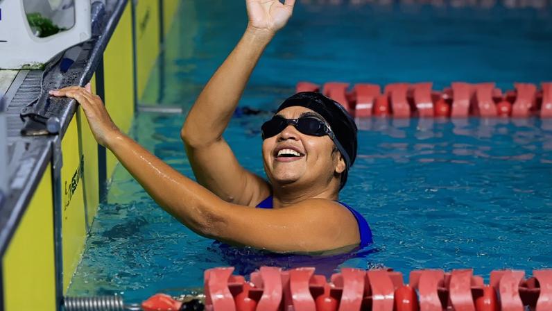 Paratleta treina natação em açude construído pelo pai no Acre