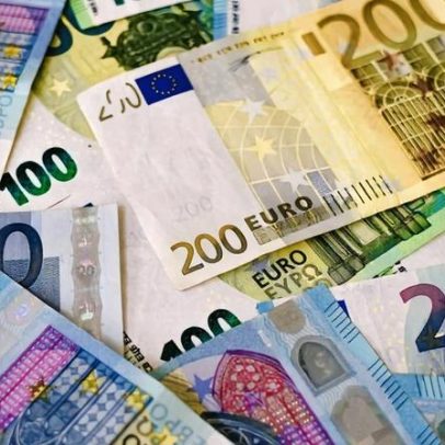 Euro cai para 5,87 reais e Brasil capta bilhões