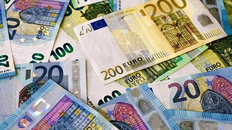 Euro cai para 5,87 reais e Brasil capta bilhões