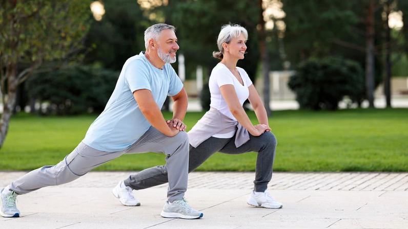 Idosos praticando exercício (Créditos: depositphotos.com / evgenyataman)