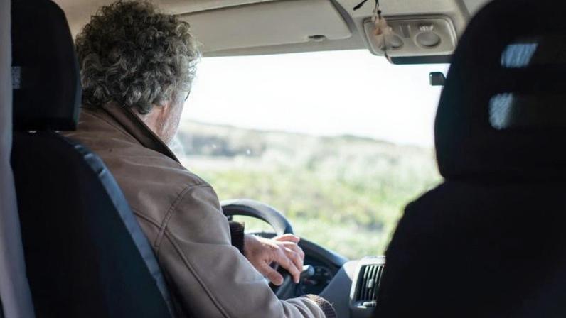 O autor afirma existir "situações inaceitáveis" nas vias portuguesas e alerta para o risco de "condutores idosos na contramão, acidentes evitáveis e vidas colocadas em risco por pessoas que já não possuem condições para conduzir".