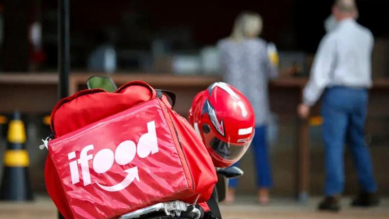 Na imagem, bag com o logo do iFood sobre moto, em Brasília
