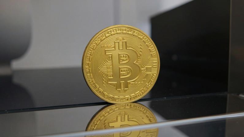Escultura de Satoshi Nakamoto na Bolsa de Valores de Nova York (Imagem: Reprodução/NYSE)