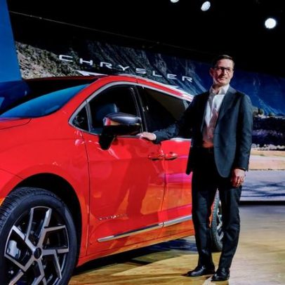 Chrysler, ícone americano, vende apenas uma minivan e busca sobrevivência