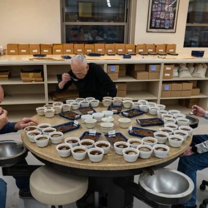 Equipe de provadores de café de elite movimenta o mercado global