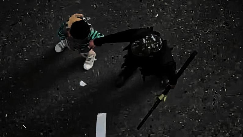 Vídeo mostra crianças sendo colocadas na linha de frente em manifestação na Colômbia — Foto: Reprodução/X