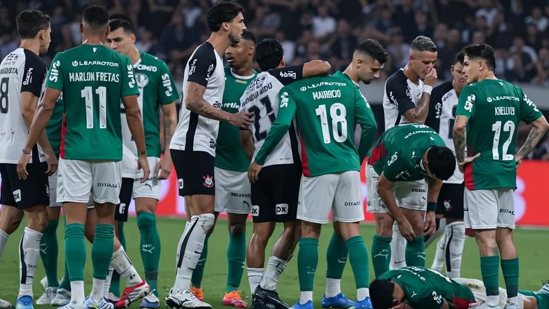 Jogadores de Corinthians e Palmeiras durante clássico (Foto: Ricardo Moreira/Zimel Press/Folhapress)