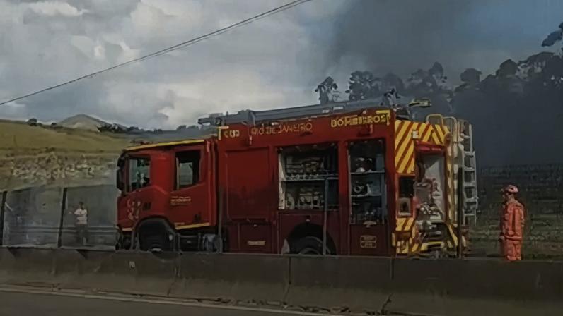 Explosão de carreta com combustível deixa mortos e interdita a Via Dutra, em Barra Mansa. — Foto: Divulgação/Redes Sociais