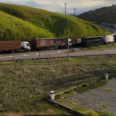 Via Dutra liberada após explosão de carreta; 2 mortos