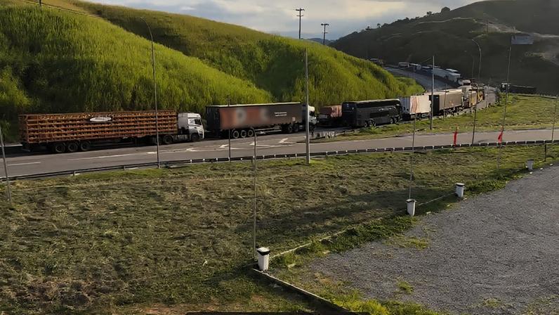 Via Dutra tem sentido SP liberado 3h após explosão de carreta; duas pessoas morreram. — Foto: Divulgação/Redes Sociais