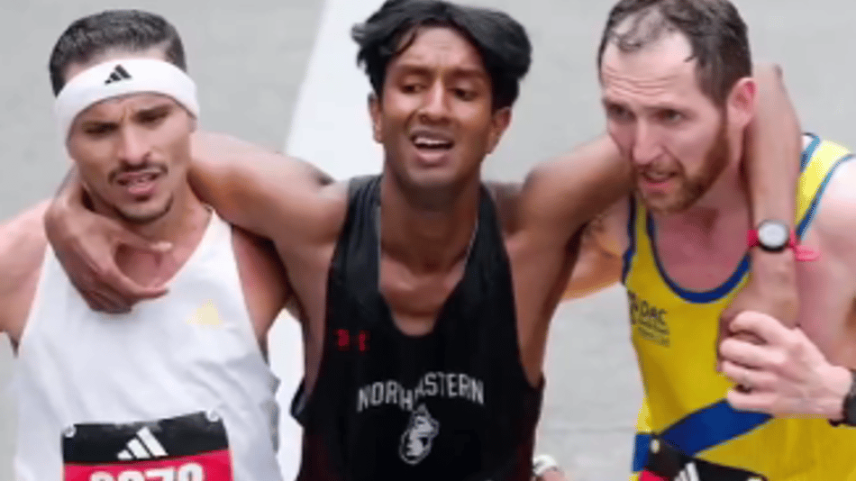 Brasileiro Robson Oliveira (e) socorre competidor na reta final da Maratona de Boston (Reprodução)