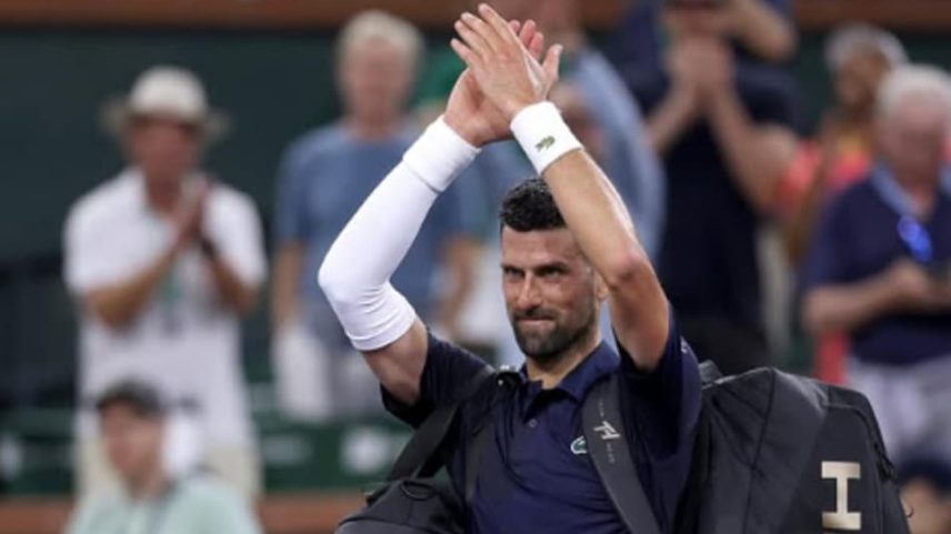 O sérvio Novak Djokovic deixa a quadra após a derrota para o britânico Jack Draper em Indian Wells (Reprodução)