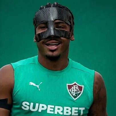 John Kennedy treina com máscara após pontos no nariz, Flu não preocupa