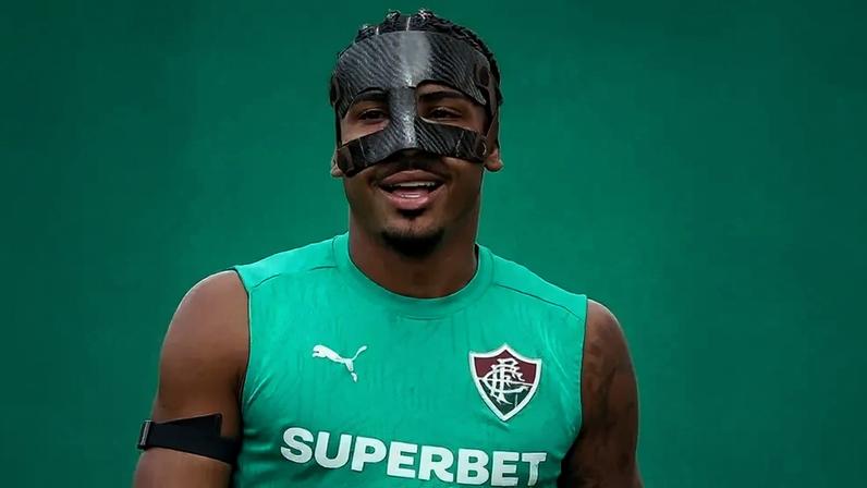 John Kennedy no treino do Fluminense com máscara (Foto: Marcelo Gonçalves/ Fluminense FC)