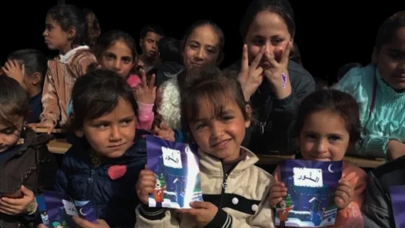Crianças recebem ajuda de voluntários da Child Evangelism Fellowship. (Foto: Reprodução)