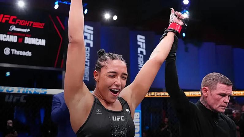 Alice Pereira celebra recordes e desempenho da noite no UFC