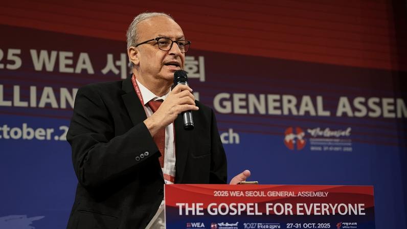 O advogado Botrus Mansour, secretário-geral designado da Aliança Evangélica Mundial, faz seu primeiro discurso ao eleitorado evangélico global na abertura da Assembleia Geral da WEA em Seul, Coreia do Sul, em 26 de outubro de 2025. (Foto: Hudson Tsuei, Christian Daily International)